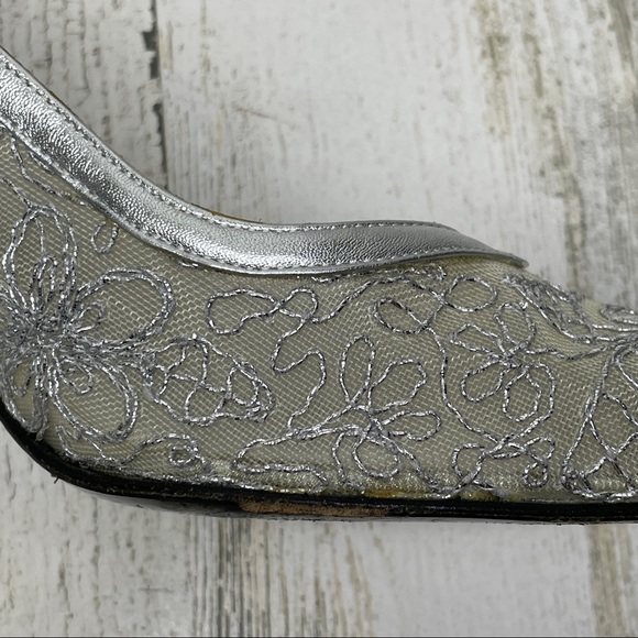 Stuart Weitzman silver mesh lace heels 7.5M (fits like 7) - Picture 7 of 13